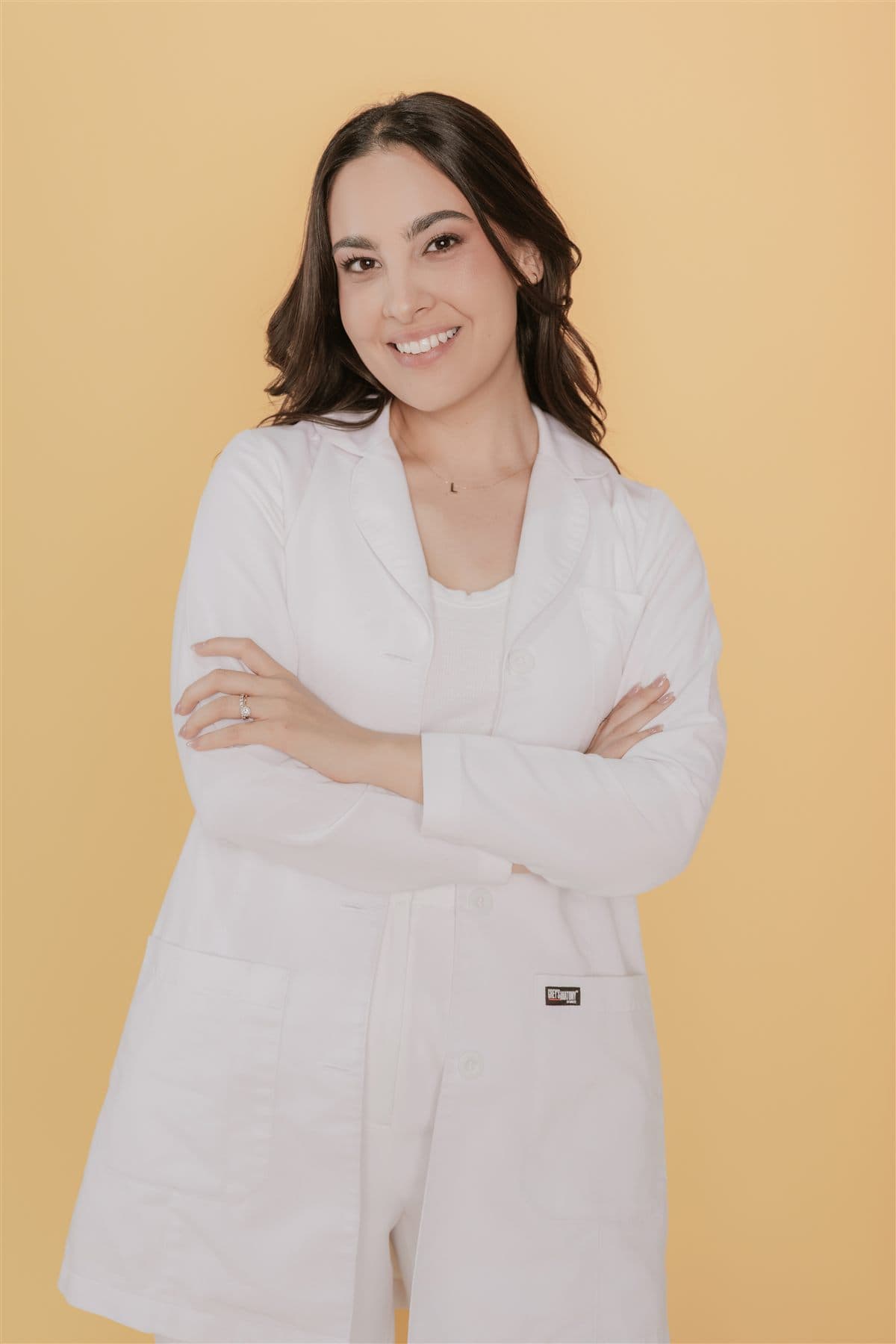 MNC. Liliana Zertuche Sánchez, nutrióloga clínica, con bata blanca en su consultorio