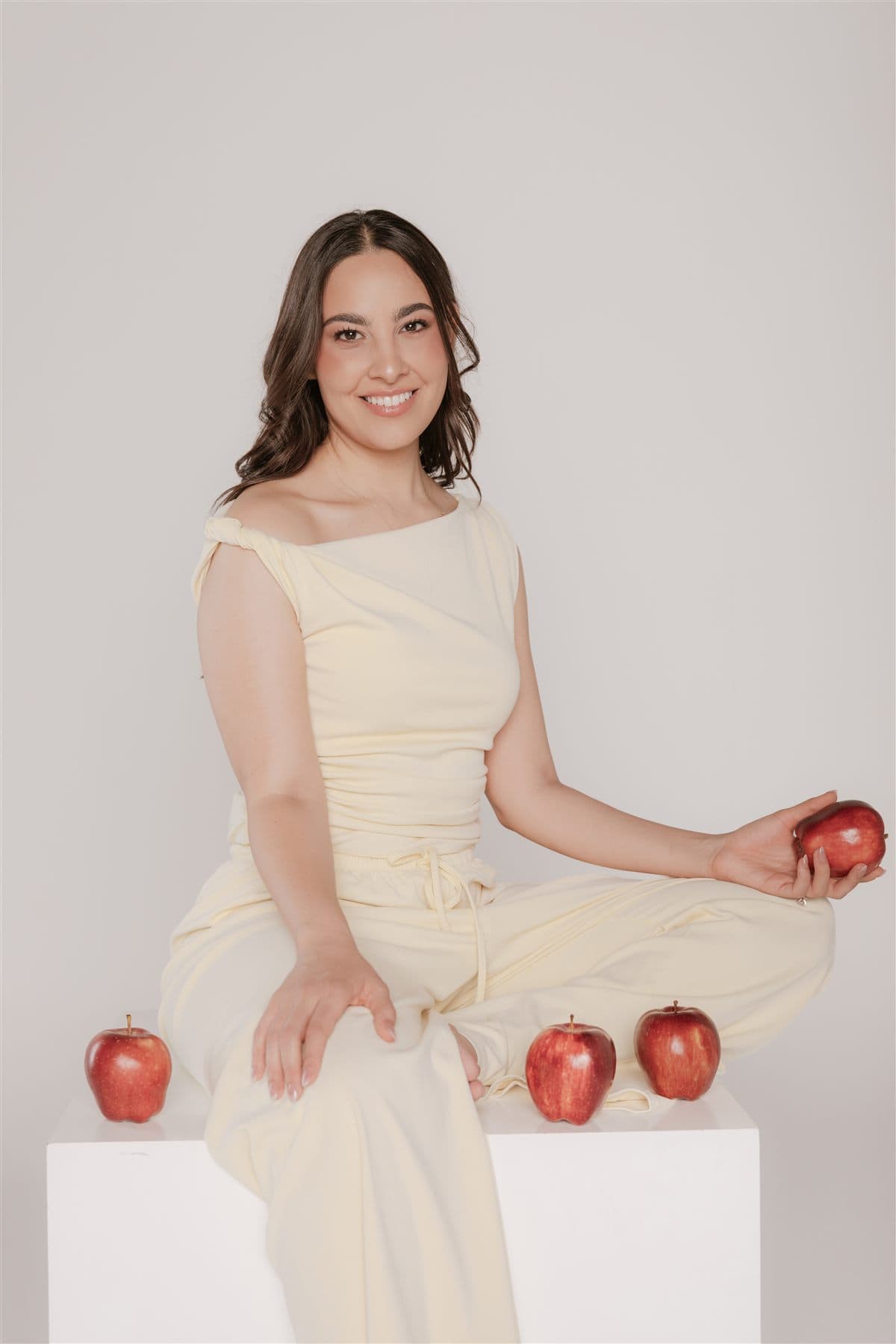 MNC. Liliana Zertuche Sánchez con manzanas frescas — la comida real como base del tratamiento